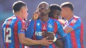 be-boi-da-cau-lac-bo-khien-crystal-palace-bi-loai-khoi-europa-league